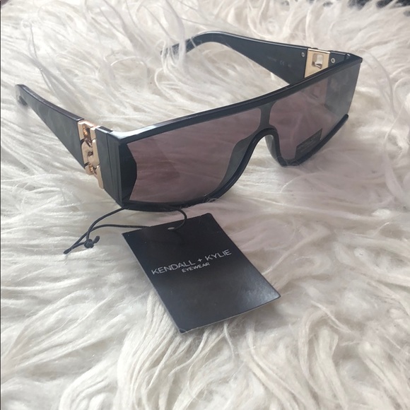 Kendall + Kylie Dallas Black Shield Sunglasses - Picture 3 of 6